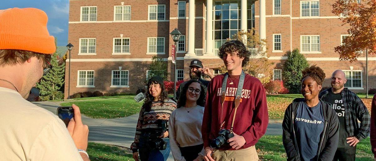 Image of videographer filming students for Amazon Prime's 大学之旅.